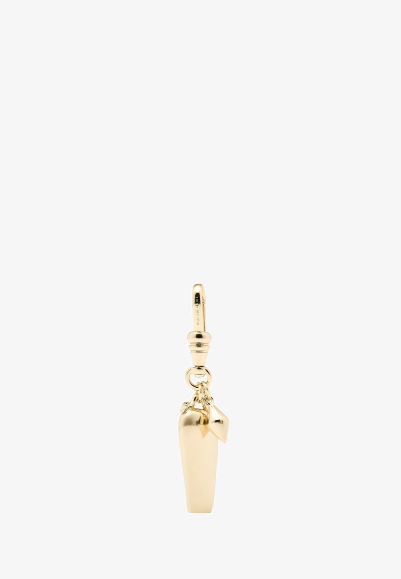 Breloque en métal ton or en forme de piment avec une petite feuille attachée, équipée d'un fermoir pour l'attacher aux accessoires.