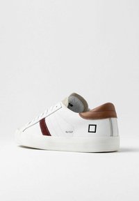 Hvide lædersneakers med en brun læderhælhætte og maroon side-stribe. Har flade snørebånd, gummisål og brandingdetaljer.