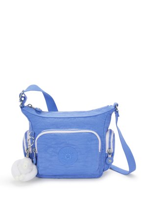 Blaue Nylon-Crossbody-Tasche mit einem runden Logo, weißen Reißverschlussakzenten und einem flauschigen Schlüsselanhänger. Kompakte Form mit verstellbarem Tragegurt.