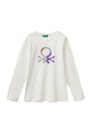 Camicia bianca a maniche lunghe realizzata in tessuto morbido, con un design del logo glitterato multi-colore nelle tonalità di rosso, viola e argento.