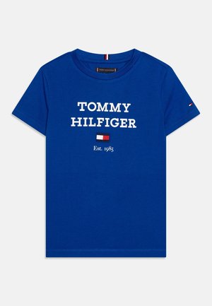 Blå t-shirt med korte ærmer og hvid "TOMMY HILFIGER" tekst, lille flaglogo og "Est. 1985" trykt på fronten.
