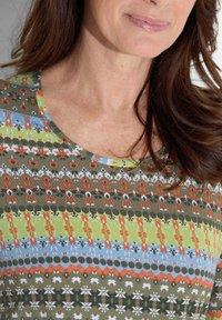 Multikleurig patroon top met horizontale strepen in groen, oranje, blauw en grijs, versierd met bloemen- en stippenontwerpen, en een ronde halslijn.