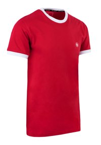 Rotes Baumwoll-T-Shirt mit einem weißen Rundhalsausschnitt und Ärmelbündchen. Hat ein kleines Logo auf der Brust. Kurze Ärmel und eine klassische Passform.