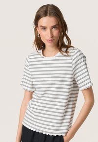 Camiseta de manga corta a rayas en blanco y negro, textura acanalada, cuello redondo, dobladillo ondulado, con rayas horizontales y un corte relajado.