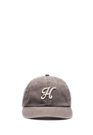 Gorra de béisbol marrón con visera curva y letra "H" blanca bordada centrada en el panel frontal.
