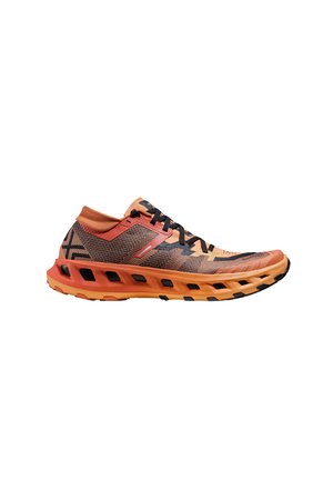Lichtgewicht oranje-zwarte hardloopschoen met mesh bovenwerk, zwarte veters en geventileerde, dikke zool voor verbeterde ademendheid en ondersteuning.