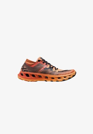 Lichtgewicht oranje-zwarte hardloopschoen met mesh bovenwerk, zwarte veters en geventileerde, dikke zool voor verbeterde ademendheid en ondersteuning.