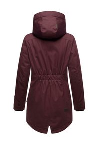 Parka color mogano con coulisse in vita, cappuccio ampio e chiusure a scatto. Realizzato in materiale liscio e resistente con una finitura leggermente lucida.