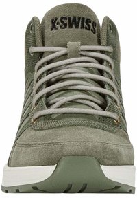 Zielone sneakersy K-Swiss z zamszową cholewką, teksturowanymi akcentami z siateczki, szarymi sznurowadłami oraz białą podeszwą środkową i gumową podeszwą zewnętrzną.