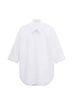 Weißes Hemd mit langen Ärmeln, durchgehender Knopfleiste, spitzem Kragen und Manschetten, auf weißem Hintergrund präsentiert.