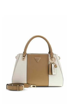 Sac à main Guess bicolore beige et blanc avec poignées supérieures, bandoulière amovible et porte-clés décoratifs dorés comprenant "1981" et "Guess".