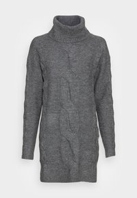 Pull en tricot gris avec un col montant, présentant un motif en côte, des manches longues, et une coupe décontractée qui descend jusqu'au milieu de la cuisse.
