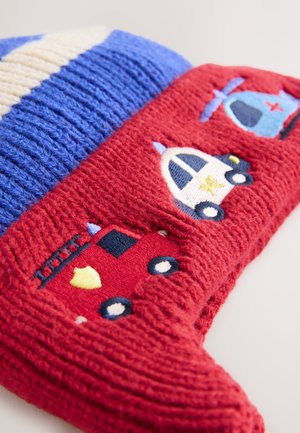 Calza rossa lavorata a maglia con strisce blu e crema, decorata con ricami raffiguranti un camion dei pompieri, un'auto della polizia e un elicottero.