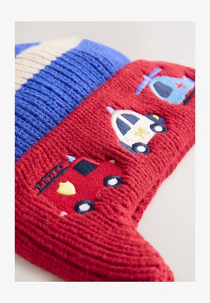 Chaussette tricotée rouge avec des rayures bleues et crème, ornée de motifs brodés d'un camion de pompiers, d'une voiture de police et d'un hélicoptère.