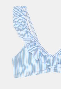 Top bikini a righe blu e bianche con bordo arricciato, tessuto morbido, forma triangolare e spalline regolabili per una vestibilità sicura.