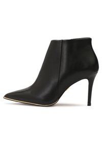 Stivale in pelle nera alla caviglia con punta affusolata, design elegante, tacco alto sottile e un elegante profilo dorato lungo la suola. Texture liscia.