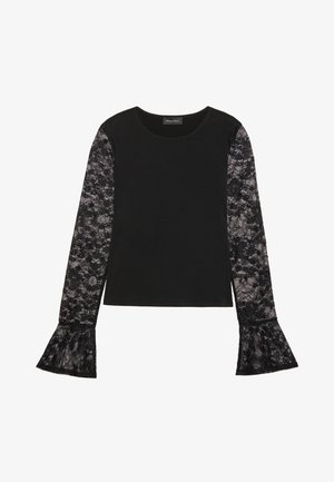 Crni top s prianjajućim tijelom, dugim čipkastim rukavima i raširenim čipkastim rukavima. Materijal je mješavina čvrste tkanine i složenih čipkastih uzoraka.