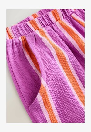 Ohlapne kratke hlače z vijoličastimi črtami, elastičnim pasom, poudarjenimi oranžnimi in roza črtami ter teksturiranim tkanjem. Vključujejo stranske žepe.
