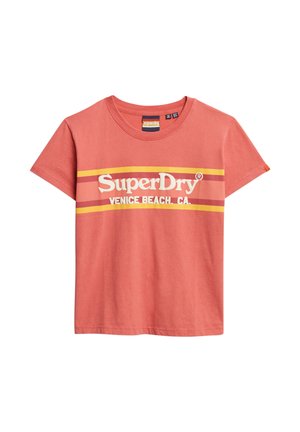 Koralfarvet t-shirt med korte ærmer med teksten "SuperDry Venice Beach, CA" i hvide bogstaver over pink- og gullige vandrette striber.