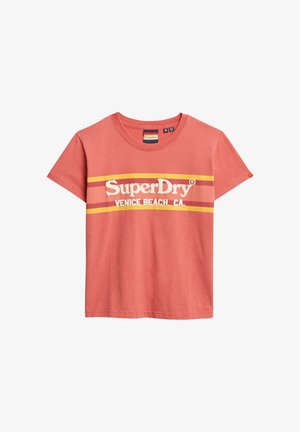 Koraalkleurig T-shirt met korte mouwen met de tekst "SuperDry Venice Beach, CA" in witte letters over roze en gele horizontale strepen.