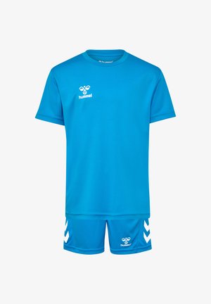 Helles blaues Sportoutfit mit einem kurzärmeligen Shirt und Shorts. Aus glattem Material gefertigt, mit weißen Logos und Zickzackakzenten auf den Shorts.