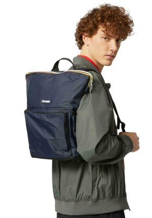 Sac à dos bleu marine avec des accents jaunes, fabriqué en tissu léger. Dispose d'une poche zippée à l'avant et de bretelles doubles pour le transport.