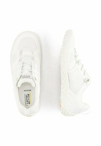 Weiße Sportschuhe mit Mesh- und Synthetik-Überzügen, runder Zehenpartie, Schnürdesign, strukturiertem Gummisohle und dezentem Branding auf der Innensohle.
