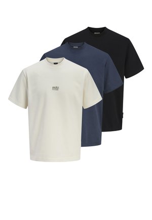 Drei schlichte Kurzarm-T-Shirts mit Rundhalsausschnitt in Beige, Marineblau und Schwarz, gestapelt, wobei das beige Shirt ein kleines Logo auf der Brust zeigt.