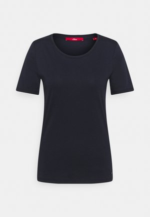 T-shirt bleu marine à manches courtes avec un col rond, fabriqué en tissu lisse, doté d'un petit logo accentué près de l'ourlet inférieur sur le côté gauche.
