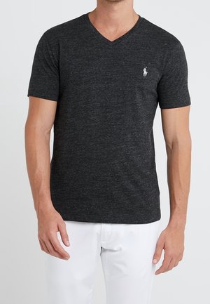 Schwarzes, meliertes V-Ausschnitt-T-Shirt aus weichem Stoff, mit kurzen Ärmeln und einem kleinen weißen Logo auf der linken Brust.