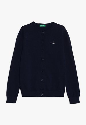 Cardigan bleu marine à boutons, manches longues, col rond, poignets et ourlet côtelés, avec un petit logo blanc brodé sur la poitrine.