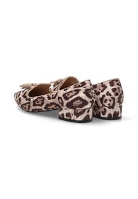Zapatos planos con estampado de leopardo, fabricados en un tejido texturizado, con punta redonda y un pequeño tacón cuadrado, que cuentan con borlas decorativas en la parte delantera.