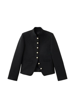 Blazer negro a medida con siete botones dorados en la parte delantera y dos bolsillos horizontales de hendidura, con un cuello levantado.