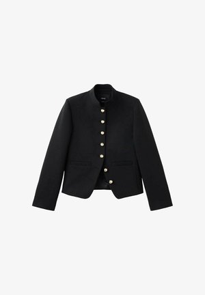 Blazer negro a medida con siete botones dorados en la parte delantera y dos bolsillos horizontales de hendidura, con un cuello levantado.