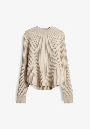 Beiger Rippstrickpullover mit langen Ärmeln, Rundhalsausschnitt und geometrischen diagonalen sowie vertikalen Rippmustern an Vorder- und Ärmeln.