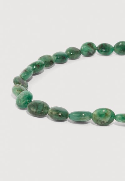 Collana di pietre verdi con perle ovali irregolari, caratterizzate da una superficie liscia e tonalità di verde variabili.