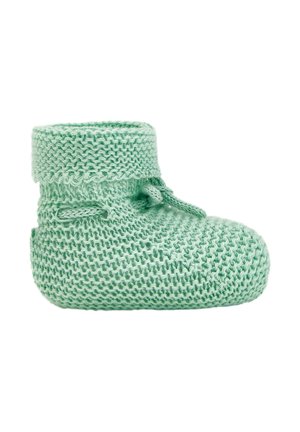 Chausson bébé tricoté doux en vert clair avec revers plié et détail de lien, conçu pour garder les pieds du bébé au chaud.