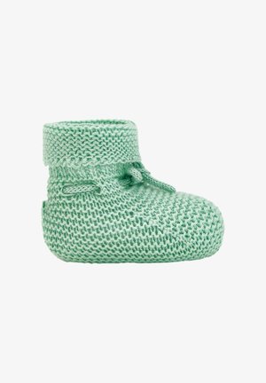 Chausson bébé tricoté doux en vert clair avec revers plié et détail de lien, conçu pour garder les pieds du bébé au chaud.
