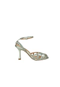 Sandalo argentato con tacco alto, design incrociato, dettagli a taglio, cinturino alla caviglia regolabile e sottile tacco a stiletto. Texture liscia.