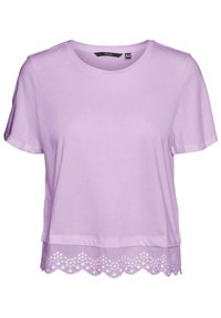 Levandulové tričko s krátkým rukávem a volánkovým lemem. Vyrobeno z měkké tkaniny, se jemnými vystřiženými detaily podél dolního okraje.