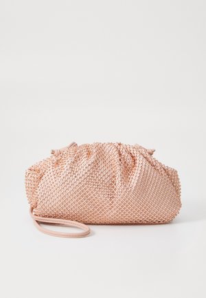 Pochette en satin rose avec une surcouche en maille perlée et une lanière pour le poignet, présentée sur un fond blanc uni.