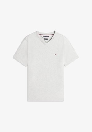 Világosszürke, rövid ujjú, V-nyakú póló apró piros, fehér és kék Tommy Hilfiger logóval a bal mellrészen.