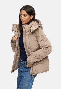 Beige Daunenjacke mit hohem Kragen und verstellbarer Kapuze. Verfügt über Druckknöpfe, Seitentaschen und gerippte Bündchen. Weicher, gesteppten Stoff.