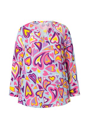 Langärmlige Bluse mit V-Ausschnitt, die einen pastellblauen Hintergrund mit lebendigen Herzmustern in Pink, Lila, Gelb und Weiß zeigt.