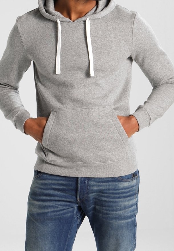 Grå huvtröja med vita snoddar, framficka i känguru stil, ribbade muddar och nederkant, bärs med blå jeans. Mjuk tygtextur.