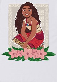 Ilustrace dívky s dlouhými tmavými vlasy, oblečené v červeném vzorovaném oděvu, sedící mezi růžovými květy a zelenými listy, na světlem pozadí.