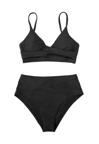 Conjunto de bikini negro que presenta una parte superior tipo bralette con un diseño de envoltura, tirantes finos y una parte inferior de talle alto con detalle de envoltura diagonal. Textura suave.