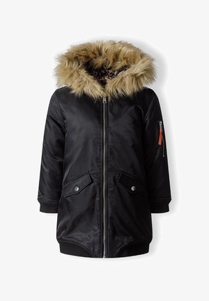 Czarna pikowana parka z kapturem z sztucznego futra, zamek z przodu, kieszenie boczne, elastyczne mankiety i podszewka w leopardzie wzory. Posiada akcent w postaci pomarańczowego pociągacza do zamka.