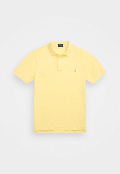 Κίτρινο polo μπλουζάκι από βαμβάκι, με κλασικό γιακά, κοντά μανίκια και μικρό λογότυπο στο αριστερό στήθος.