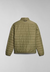 Olivgrön vadderad pufferjacka med hög krage och elastiska muddarn, med horisontell sömnad och en subtil logotagg på baksidan.